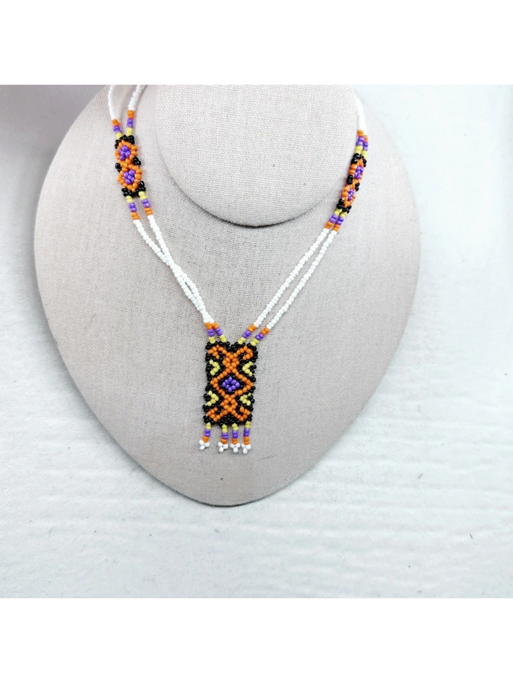 3091mc. White Seed Bead Orange Necklace